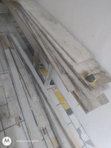 Tábuas para construção andaimes e caixotes para colunas e contas 