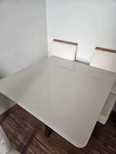 Mesa de jantar quadrada