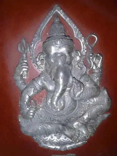 Antiga placa madeira e antimônio temática hindu representação Ganesha em relevo