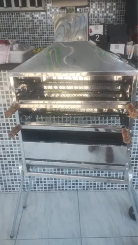 VENDO CHURRASQUEIRA MÓVEL R$550,00