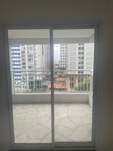 Vende-se porta balcão branca de alumínio 2,14x1,50
