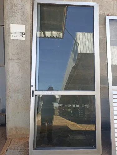 PORTA DE ALUMÍNIO E VIDRO 99 x 230