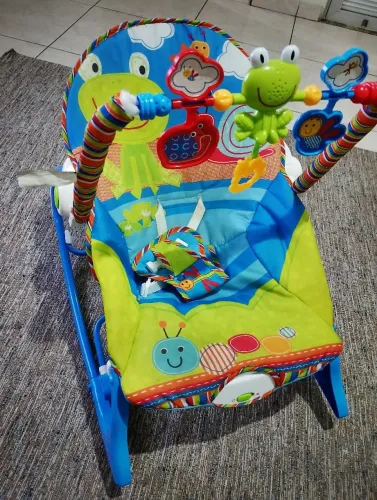 Cadeirinha de balanço toca música