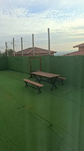 Mesa maciça c 2 bancos Entrego!