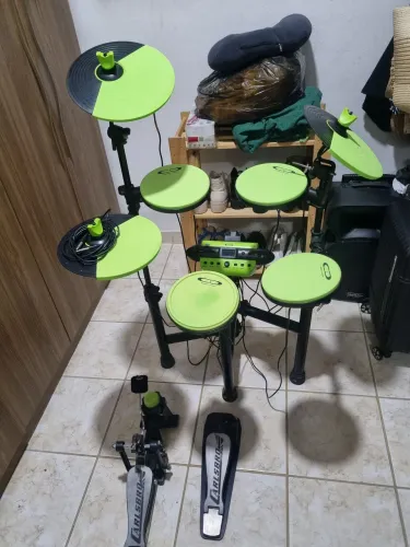 Vendo bateria eletrônica Carlsbro na cor verde, em ótimo estado de conservação