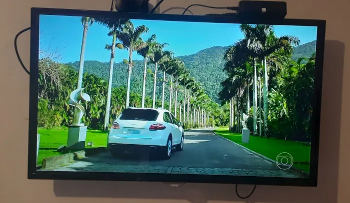 TV AOC Smart 32 polegadas completa! Pezinho+controle + suporte em perfeito estado!<br>