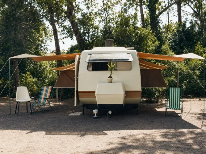 Trailer Camping Retrô de Fibra com 2 Camas, Banheiro e Cozinha