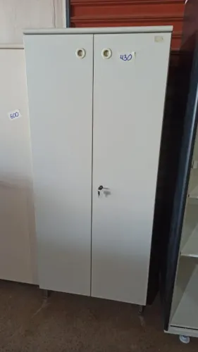 Armário de Madeira com 2 Portas e 3 Prateleiras Reguláveis