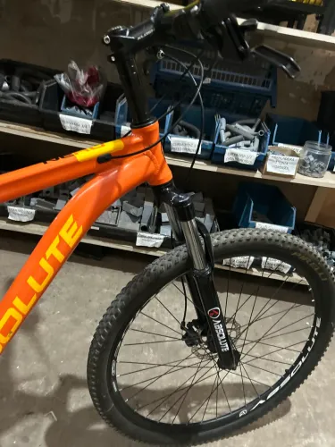 Bicicleta Absolute Nero Aro 29 - Kit Shimano e Pneus Pirelli (Estado de Nova)