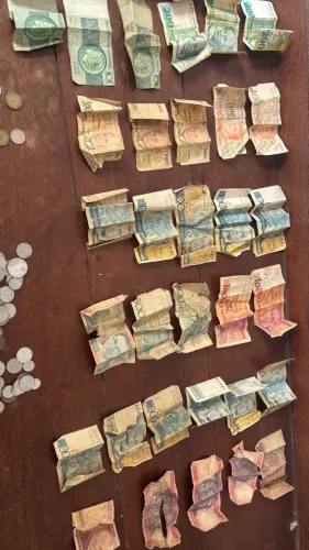 Cédulas e moedas antigas