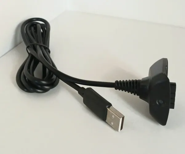 Cabo carregador para bateria de controle de Xbox 360. Aqui na LOJA FABGAMES.