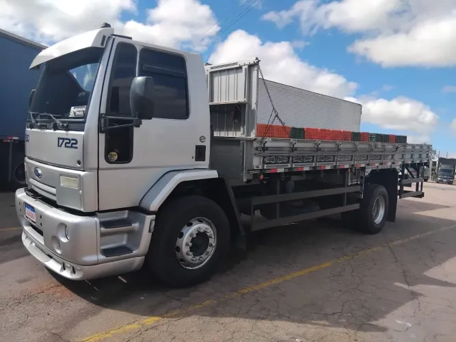 Caminhao FORD CARGO 1722 - ANO 2002