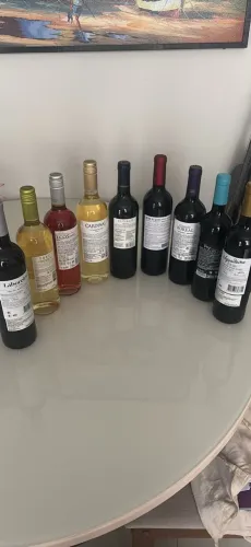 Vendo rótulos de vinhos importados e lacrados