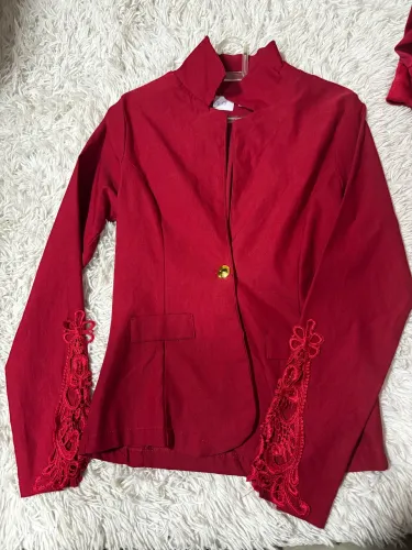 Blazer Elegante Vermelho com Detalhes em Renda guipir e Botão Dourado