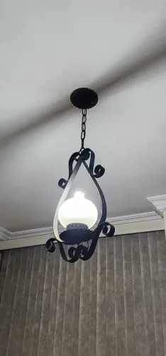 Lustre antigo com cúpula em vidro fosco