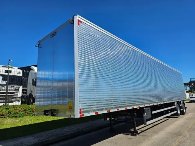 Carreta Baú 2 Eixos Nostra Ano 26 0KM 30 plts com pneus novos chapa xadrez 15.40 x 2.90