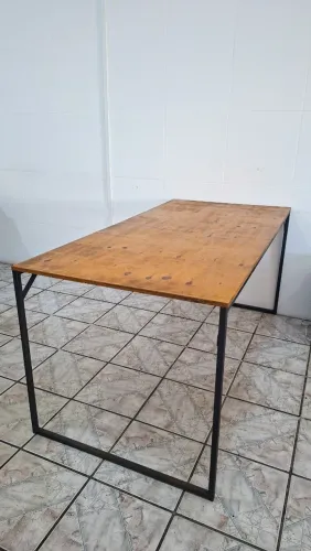 Mesa Industrial de Madeira com Base em Metalon Preto - 1,60 m