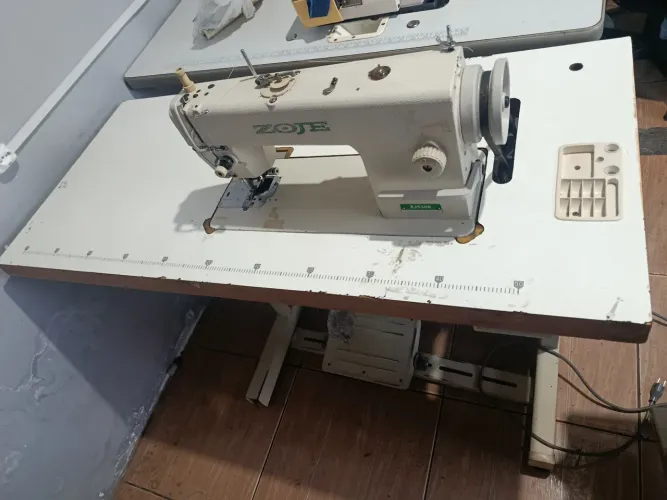 Máquina de costura industrial refiladeira