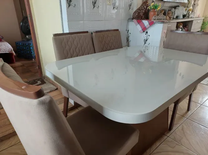 Vende-se uma mesa c/4 cadeiras 1.400,00