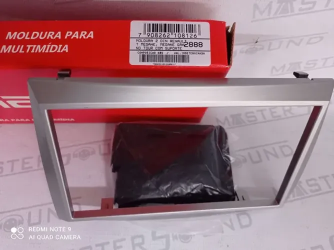 Moldura. 2 din. Para: Megane/ Megane Gran Tour. Com suporte, na cor prata.