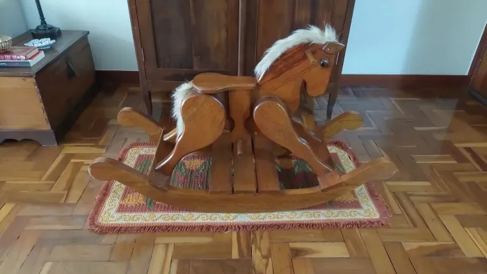 Cavalo de balanço de madeira maciça artesanal