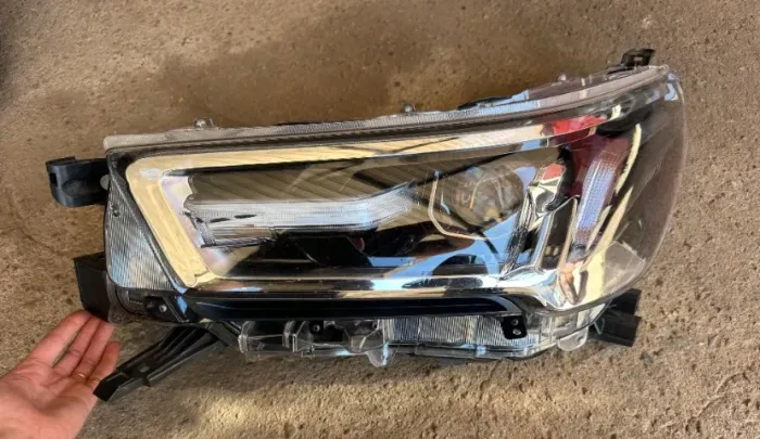 Farol Hilux 2021 a 2025 o PAR novo lacrado