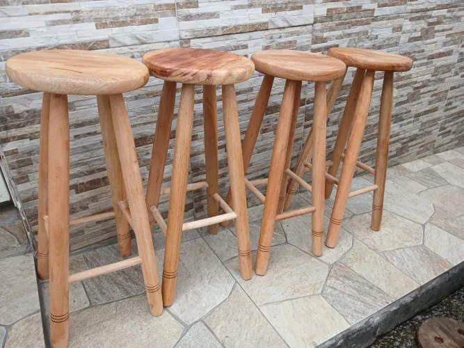 Banquetas de madeira para área externa