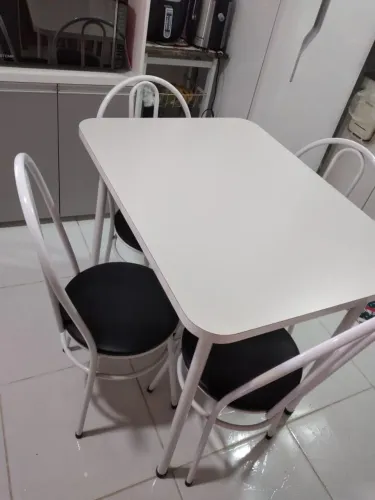 Vendo mesa 4 cadeiras