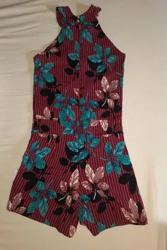 Macacão floral com decote halter