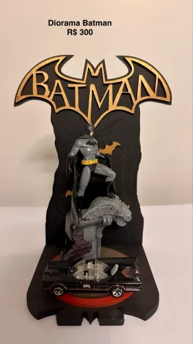 Cenário a laser. Diorama Batman, estátua de chumbo. Carro hot wheels.