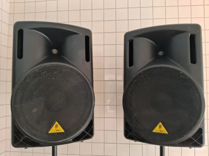 Caixas de som  ativa Behringer B215A 400 WATT