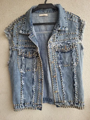 Colete jeans sem mangas com tachas de metal