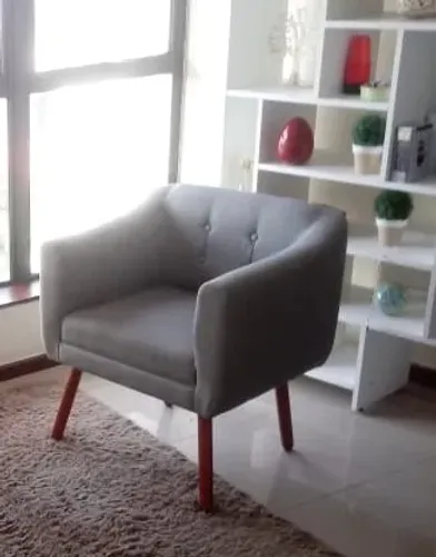 Poltrona em suede cinza