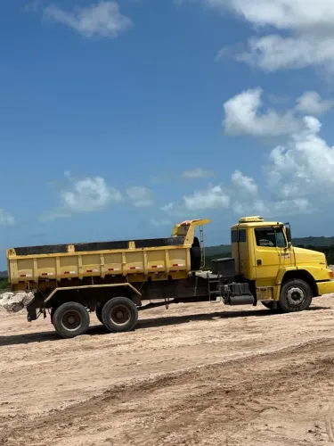 Caminhão caçamba 1620