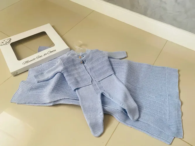 Conjunto de bebê recém-nascido em tricô azul