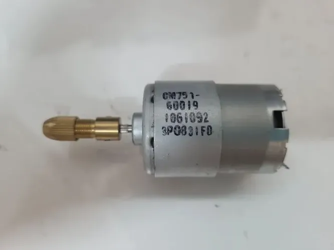 Motor 12 volts com mandril e 5 adaptadores