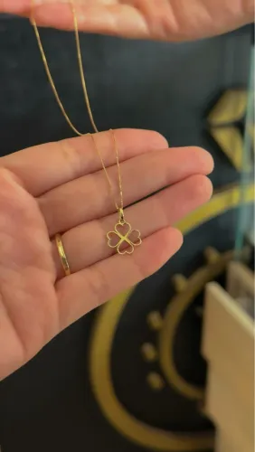 Colar de Folhas de Trevo em Ouro 18k