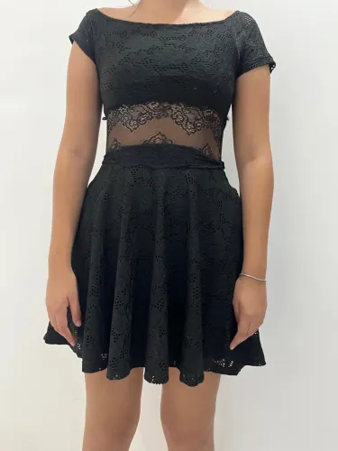 Vestido Preto Rendado com Detalhe Transparente