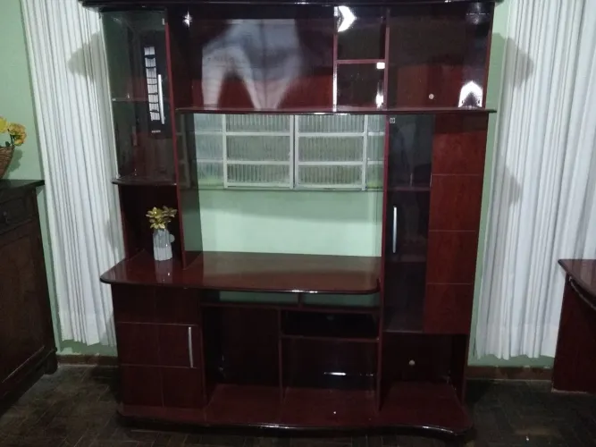 Estante super conservada a preço de desapego.