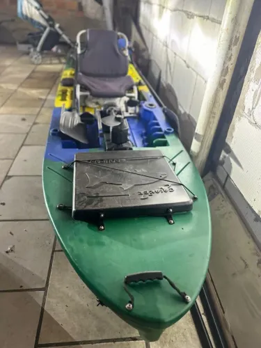 Caique dourado profissional com assento e pedal