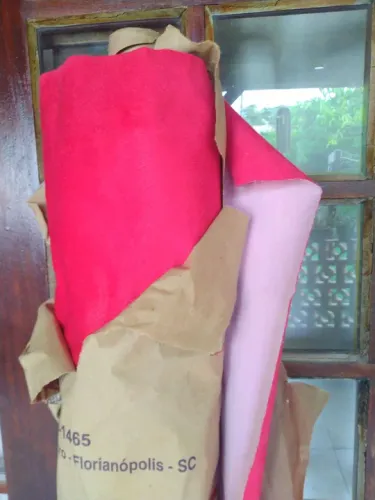 Vendo ou troco Tecido vermelho para estofado 20 metros