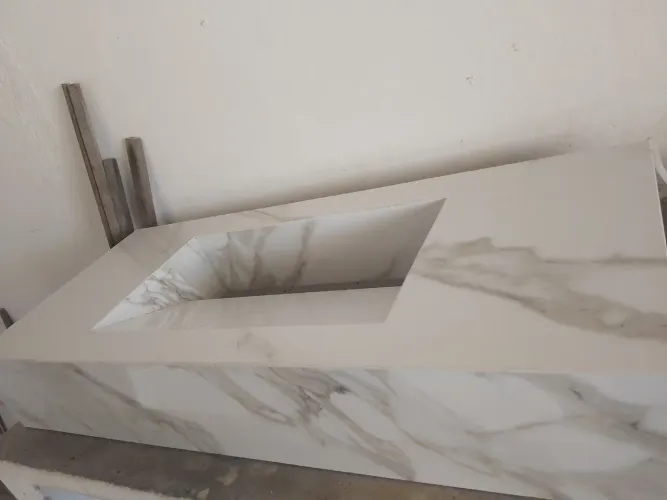 Pia de porcelanato com platileira