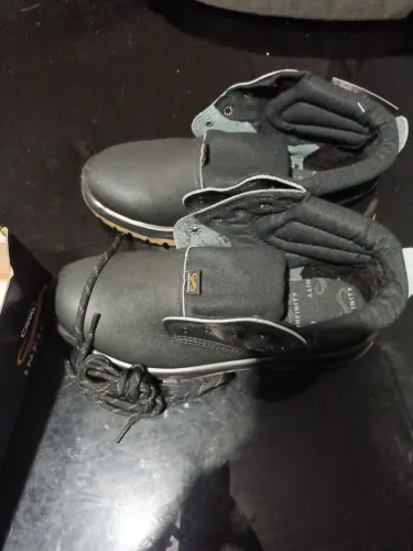 Botina de segurança cano alto