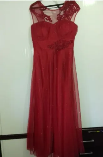 Vestido de festa vermelho com detalhes