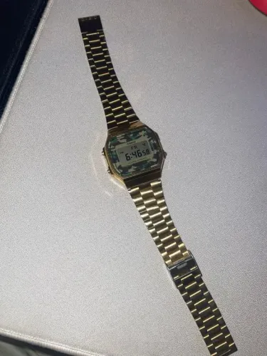 Relogio Casio vintage dourado e camuflado
