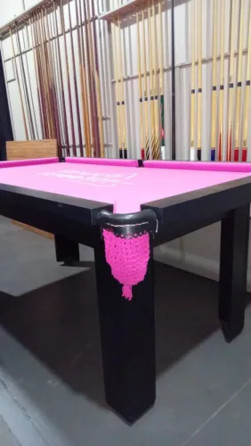 Mesa de Sinuca Rosa com Detalhes em Preto