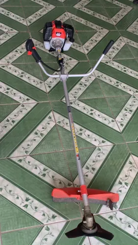 Roçadeira Toyama a Gasolina