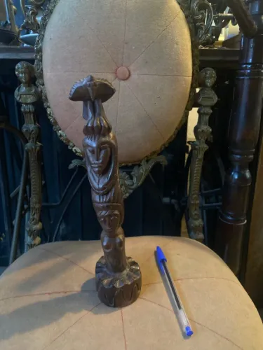 Antiga escultura lapidada em madeira