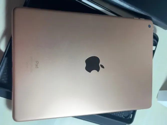 iPad 7ª geração 32GB + Pencil 1ª geração (Usados) + capinha e teclado brindes