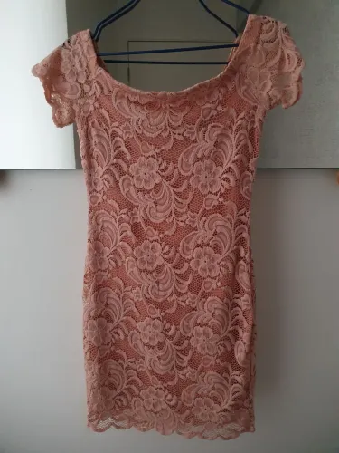 Vestido curto forrado em renda P